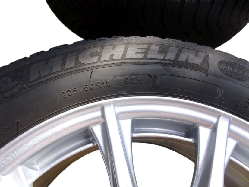 Zimná obutá sada Mercedes-Benz, disky 6,5x16 ET38 5x112x66,5, pneu 205/60/16 92H MICHELIN