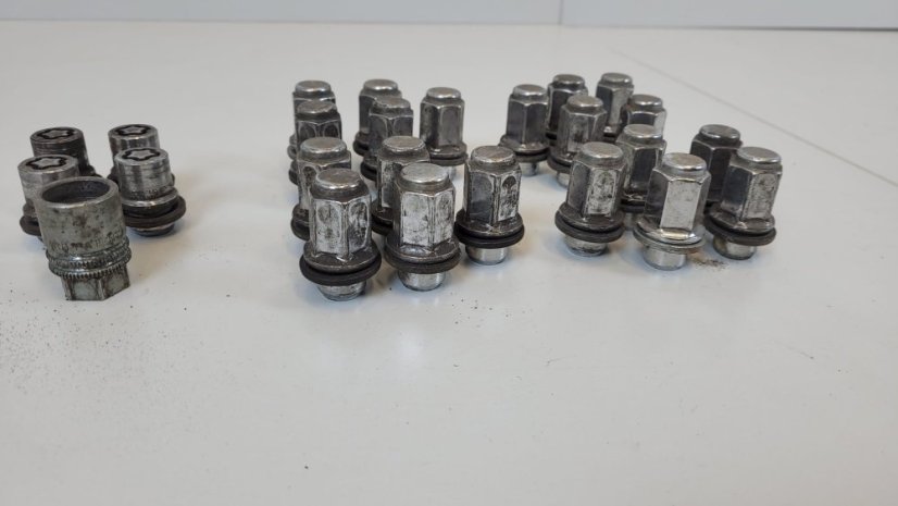 Wheel nut Toyota 12x1.5 set of 20 pcs + 4x safety nuts + lock 12x1.5