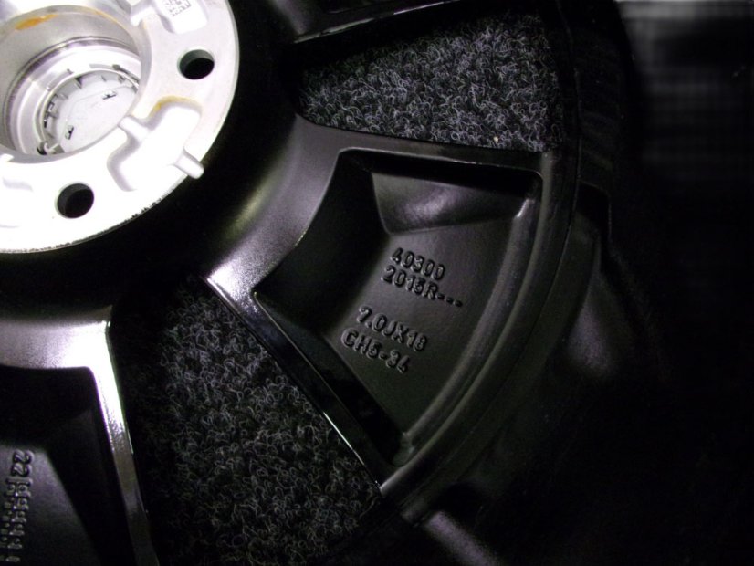 Alloy wheel Renault 7x18 ET34 5x114.3x66 original 403008809R Oston, incl. pressure sensor