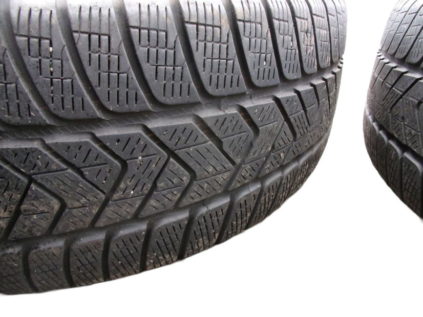 Zimná obutá sada Mercedes-Benz, disky 8x18 ET38 5x112x66,5, pneu 235/60/18 103H PIRELLI