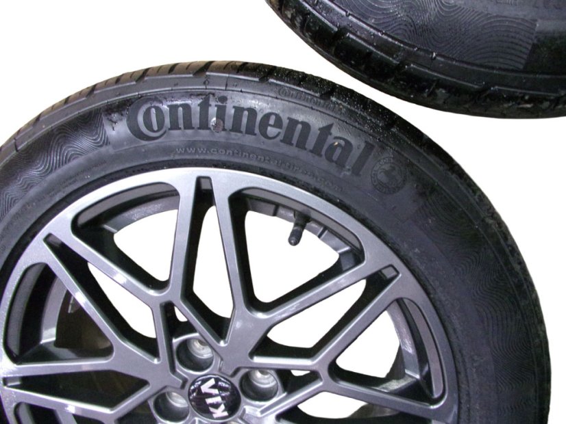 Letná obutá sada Kia, disky 6,5x17 ET49 4x100x54, pneu 205/55/17 95V CONTINENTAL ContiPremiumContact 5
