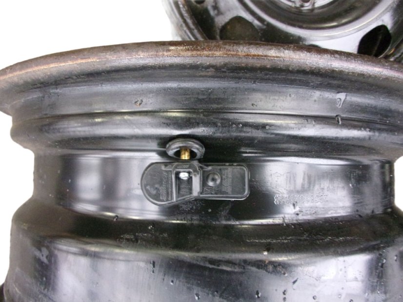 Original Dacia Duster I alloy wheel 6.5x16 ET50 5x114.3x66 - 403000414R, with TPMS pressure sensors