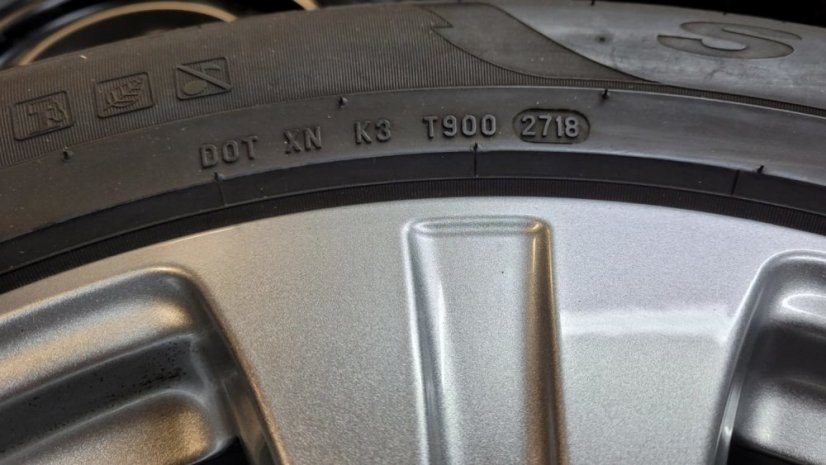 Zimní obutá sada Mercedes-Benz, alu disky 8x18 ET38 5x112x66,5 A2534010800, pneu 235/60/18 103H PIRELLI Scorpion, vč snímačů tlaku TPMS
