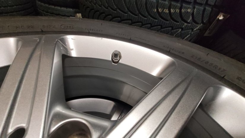 Zimní obutá sada Mercedes-Benz, disky 6,5x17 ET44 5x112x66,5 - pneu 215/65/17 99H MICHELIN Pilot Alpin 5