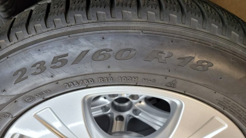 Zimní obutá sada Mercedes-Benz, alu disky 8x18 ET38 5x112x66,5 A2534010800, pneu 235/60/18 103H PIRELLI Scorpion, vč snímačů tlaku TPMS