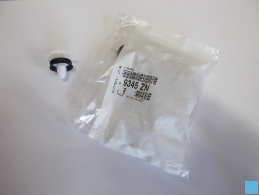 9345ZN Plastová příchytka čalounění dveří Renault Laguna III, Megane III - sada 8 ks 9345ZN Plastová příchytka čalounění dveří Renault Laguna III, Megane III - sada 8 ks