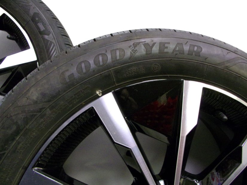 Letná obutá súprava Renault, disky 6,5x18 ET38 5x114,3x66, pneu 195/60/18 96H GOODYEAR