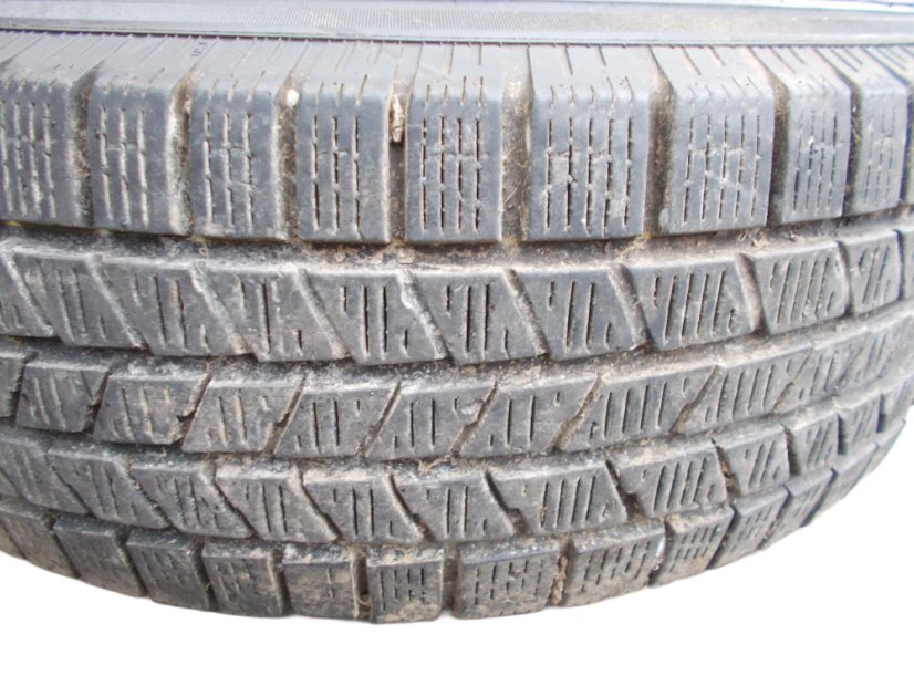 Winter tire set Nissan Navara 7x16 ET30 6x114.3x66 - 235/70/16 105T PIRELLI