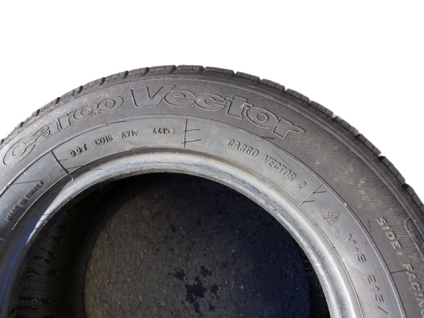 Zimní nákladní pneumatika 215/65/15C 104/102T GOODYEAR Cargo Vector