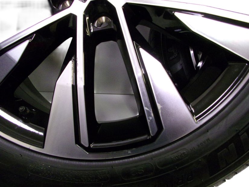 Letná obutá súprava Renault/Nissan, disky 7x19 ET32 5x114, 3x66, pneu 205/55/19 97V MICHELIN