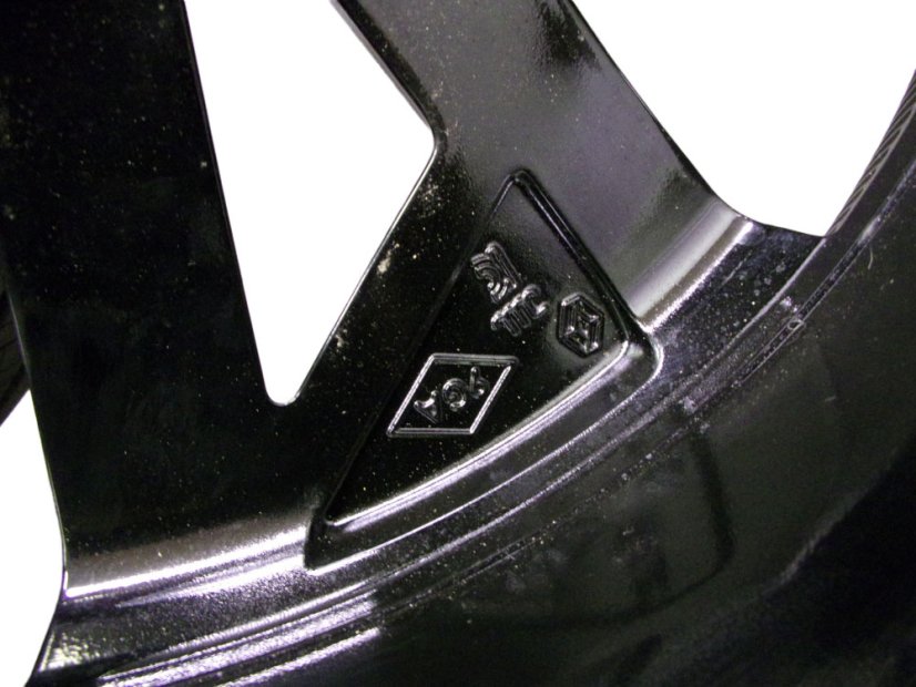 Letná obutá súprava Renault, disky 6,5x18 ET38 5x114,3x66, pneu 195/60/18 96H GOODYEAR