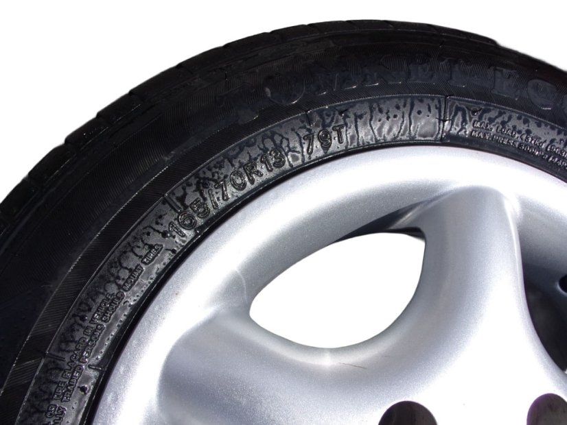 Letná obutá sada Ford Fiesta, disky 5,5x13 ET36 4x108x63,3, pneu 165/70/13 79T TOMKET