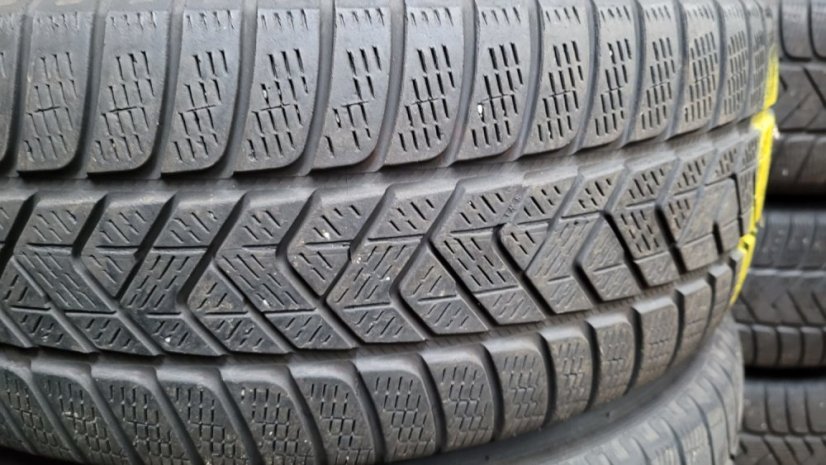 Zimní obutá sada Mercedes-Benz, alu disky 8x18 ET38 5x112x66,5 A2534010800, pneu 235/60/18 103H PIRELLI Scorpion, vč snímačů tlaku TPMS