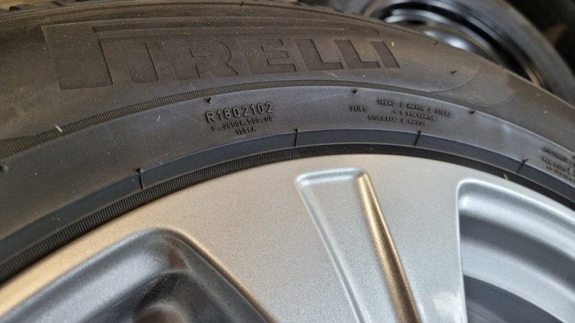 Zimní obutá sada Mercedes-Benz, alu disky 8x18 ET38 5x112x66,5 A2534010800, pneu 235/60/18 103H PIRELLI Scorpion, vč snímačů tlaku TPMS