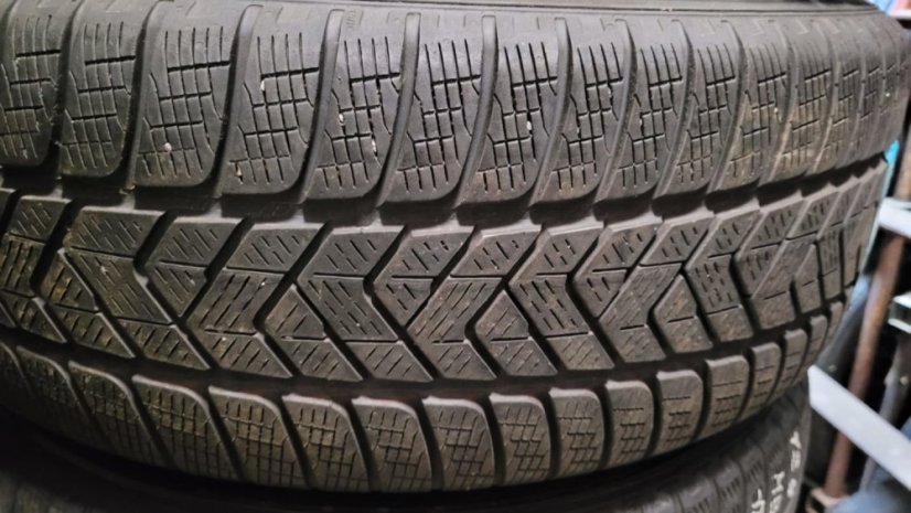 Zimní obutá sada Mercedes-Benz, alu disky 8x18 ET38 5x112x66,5 A2534010800, pneu 235/60/18 103H PIRELLI Scorpion, vč snímačů tlaku TPMS