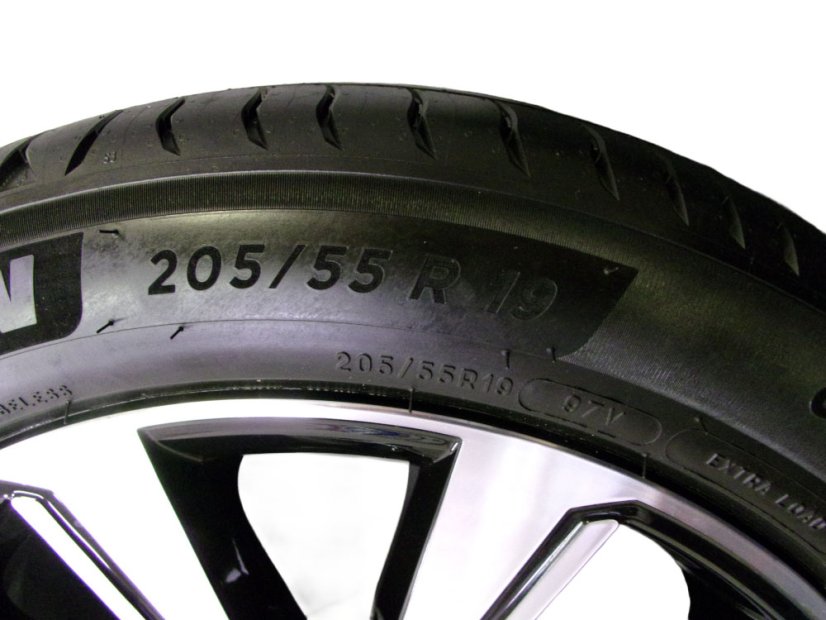 Letná obutá súprava Renault/Nissan, disky 7x19 ET32 5x114, 3x66, pneu 205/55/19 97V MICHELIN